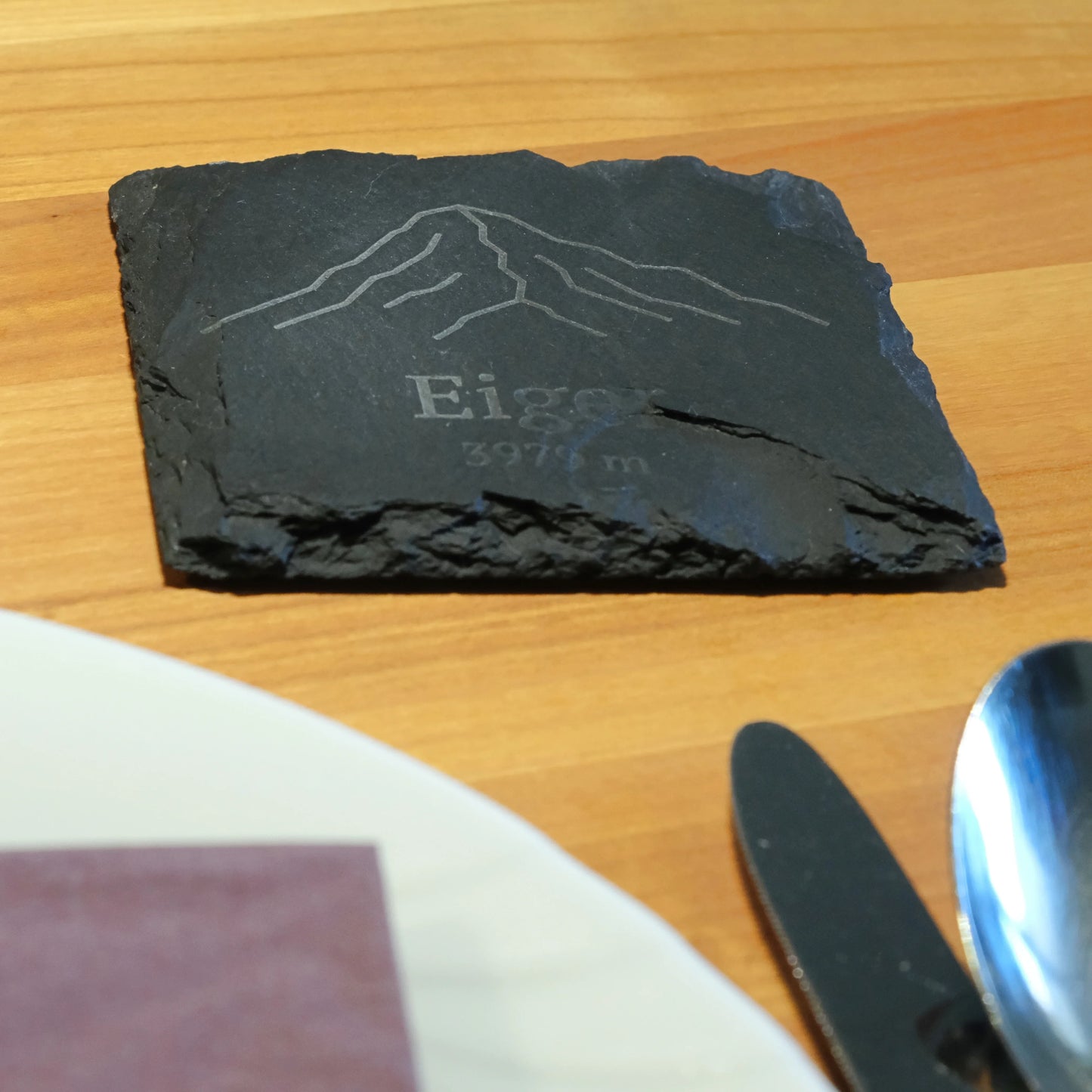 Schiefer-Untersetzer "Eiger" von bergbueb.ch, handgefertigt, mit natürlicher Maserung und robustem Design.