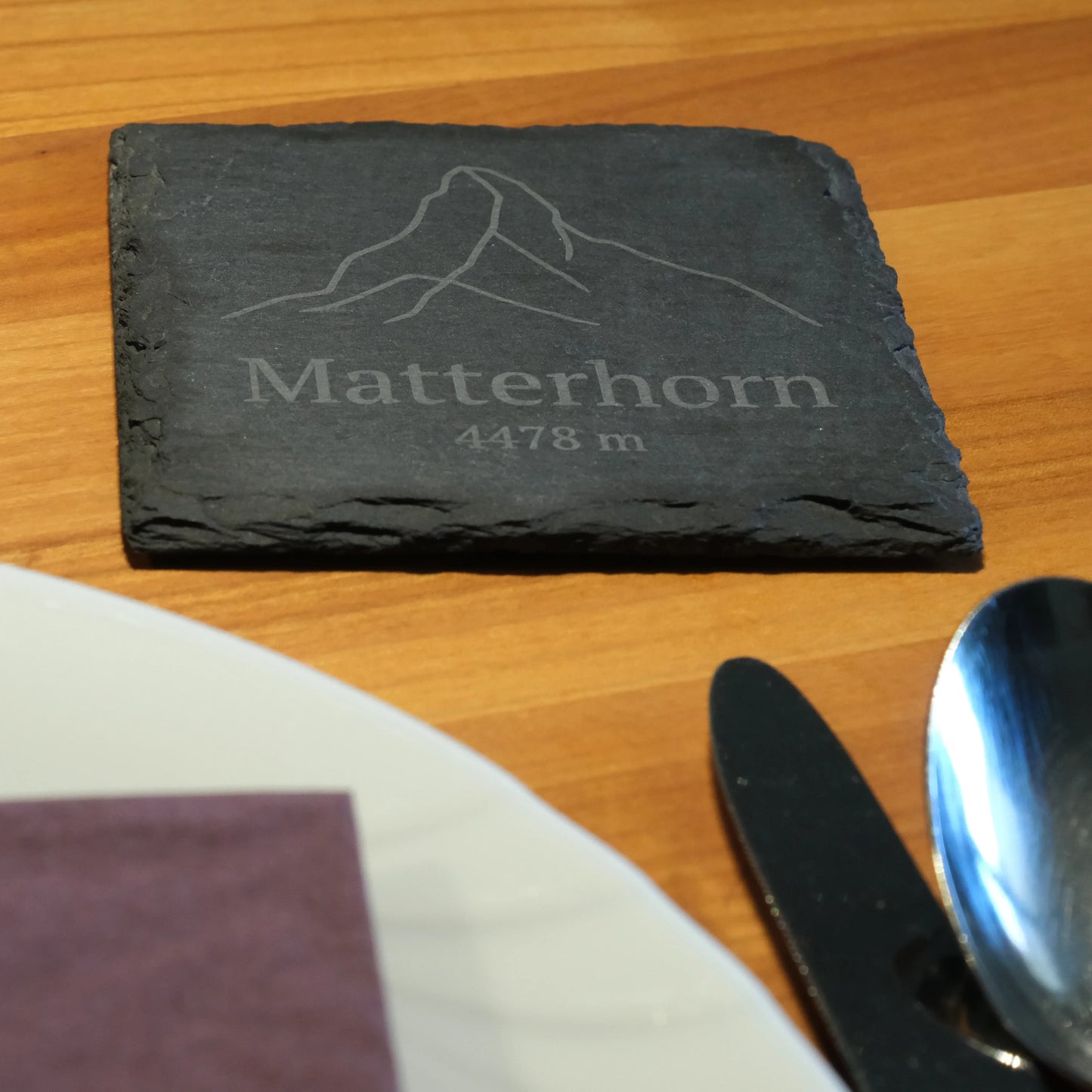 Schiefer-Untersetzer mit Matterhorn-Design von bergbueb.ch, detailreiche Darstellung des bekannten Bergs
