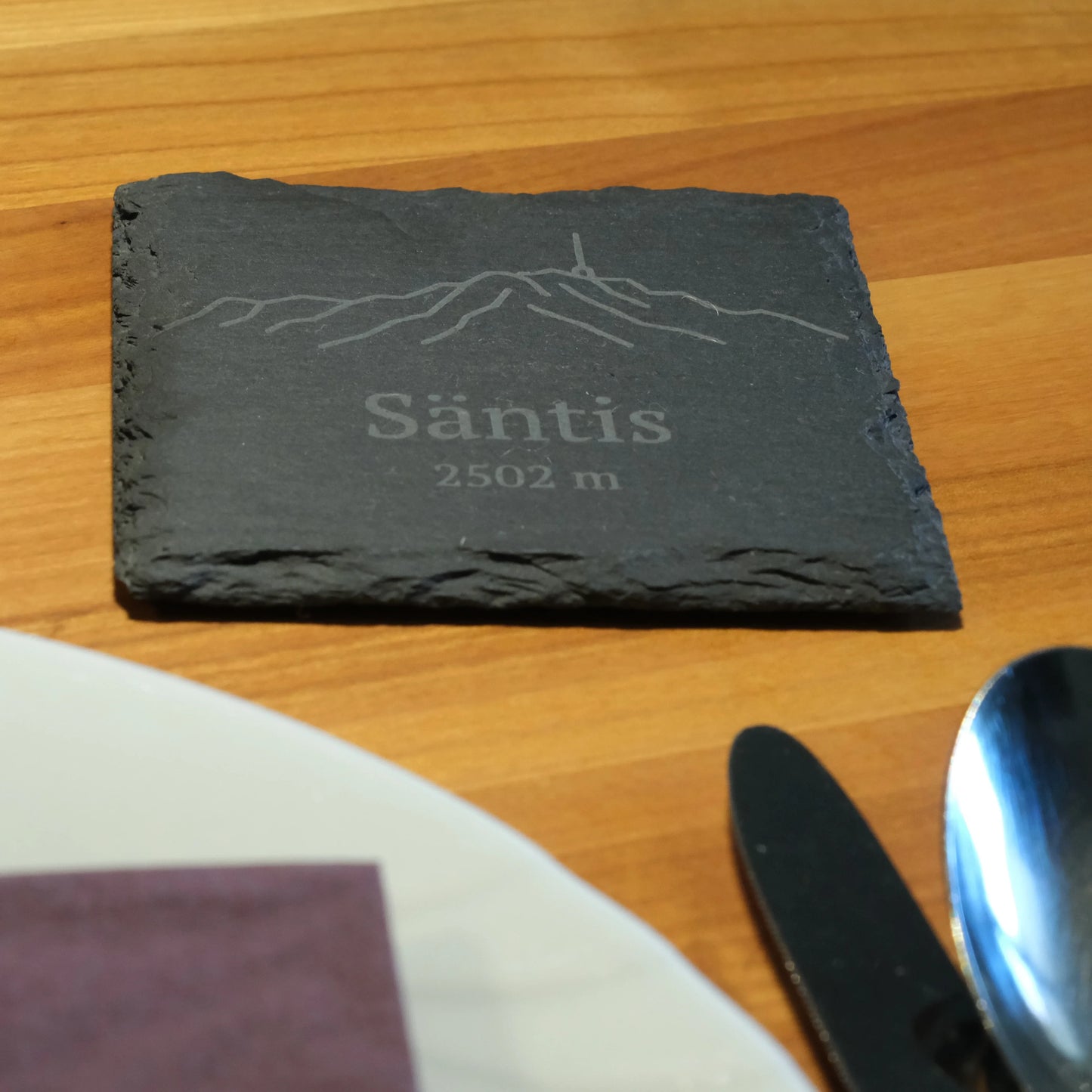 Schiefer-Untersetzer "Säntis" von bergbueb.ch, runder Tischuntersetzer mit Berggipfel-Design, dekorativ und funktional