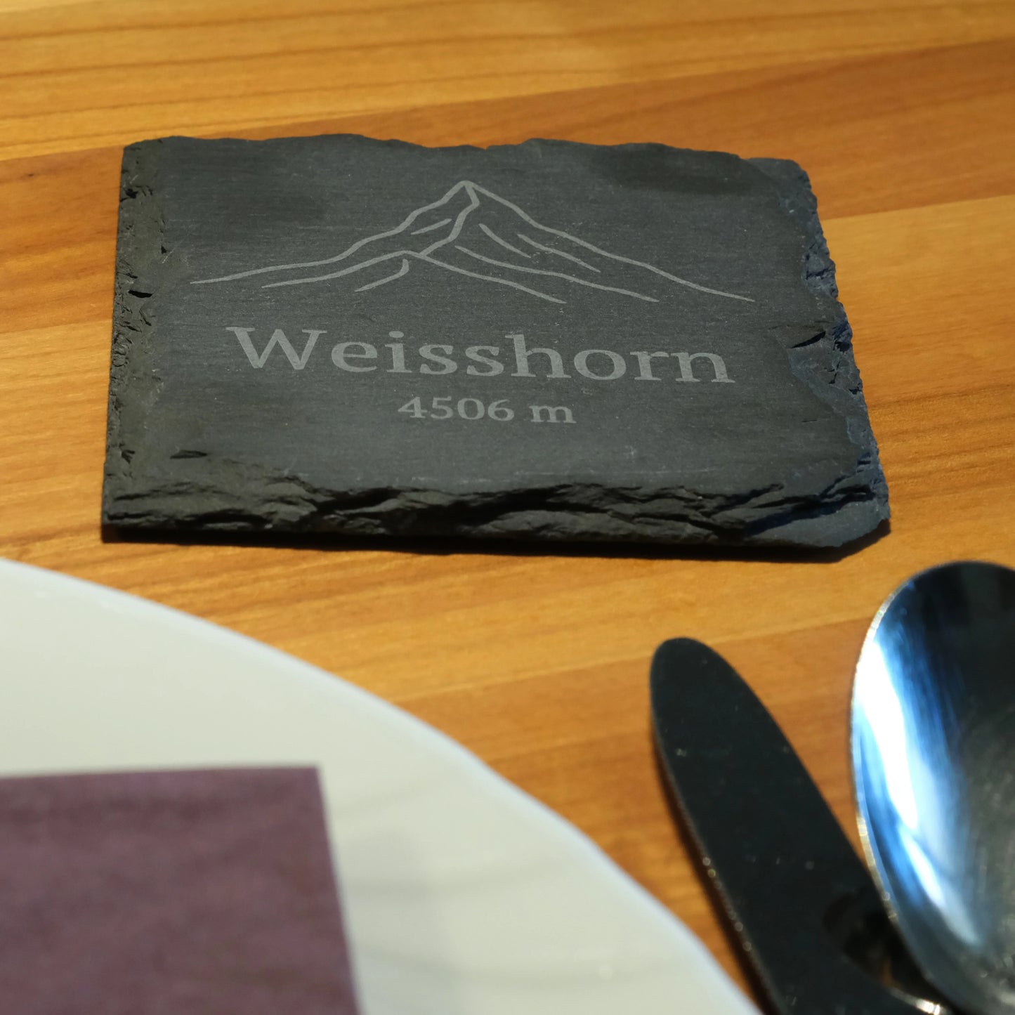 Schiefer-Untersetzer mit Weißhorn-Design von bergbueb.ch, zeigt das elegante Weißhorn-Motiv auf dunklem Schiefer.