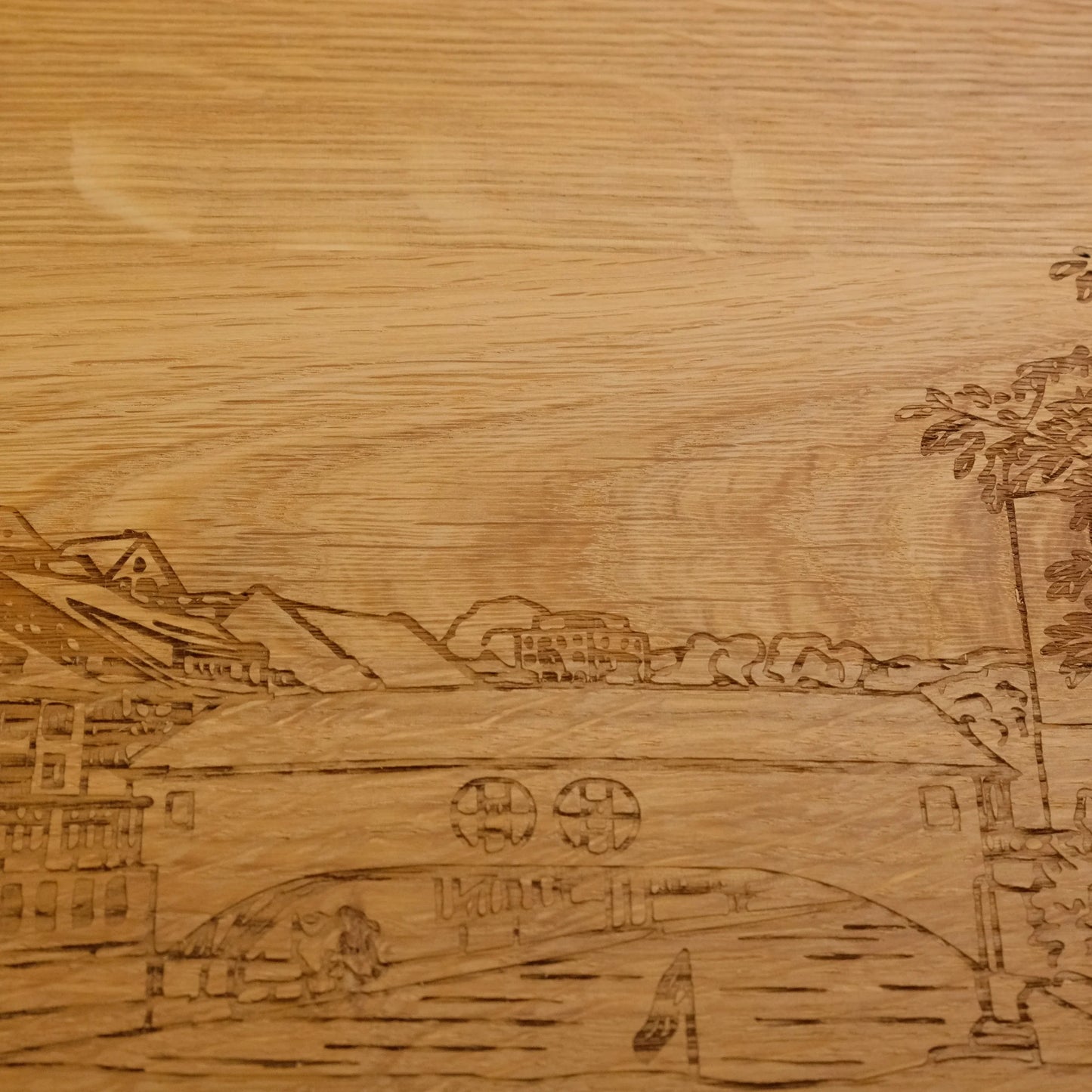 Großes Eiche-Schneidebrett mit Gravur der Altstadt von Baden, Schweiz, von bergbueb.ch, detailreiche Oberflächenstruktur sichtbar