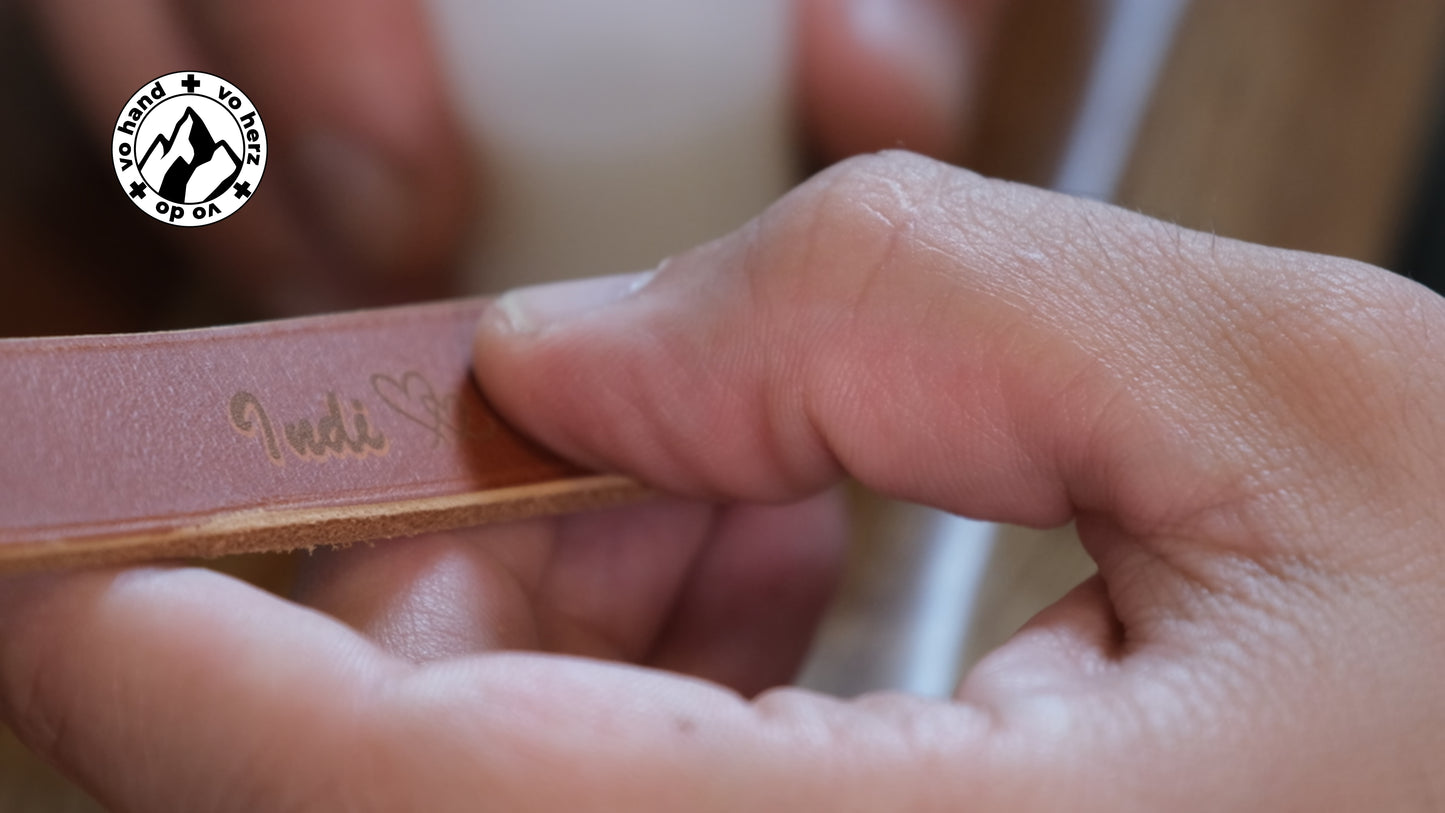 Handgefertigter Schlüsselanhänger aus Leder, individuell graviert nach Deiner Vorlage