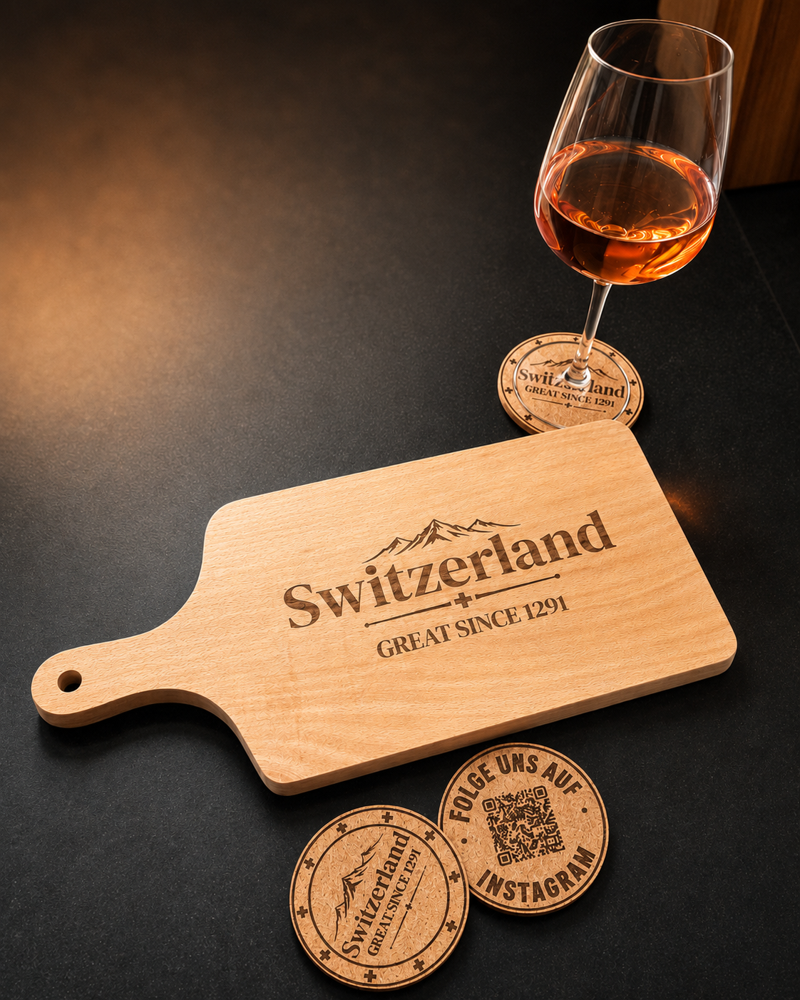 Schneidebrett "SWITZERLAND GREAT SINCE 1291" von bergbueb.ch, aus Holz mit Schweizer Flagge und Gravur, ideal für die Küche